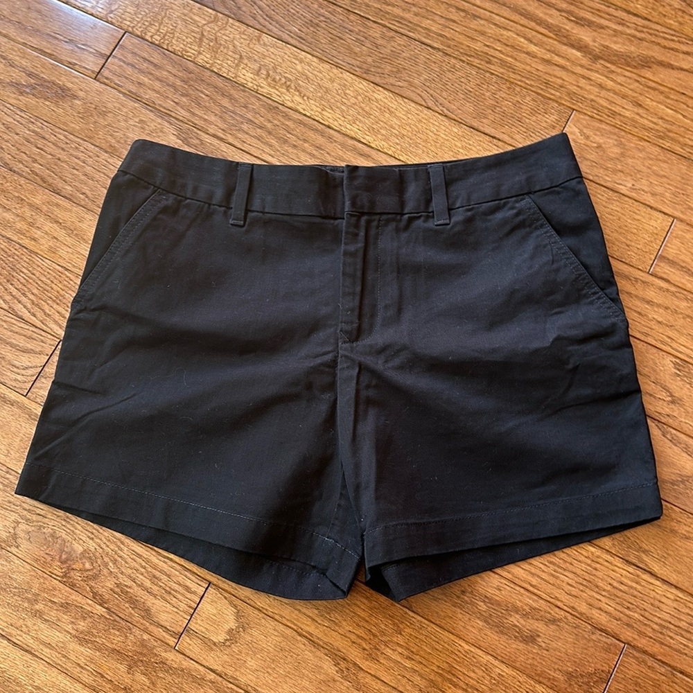 TOMMY HILFIGER BLACK SHORT SIZE 6